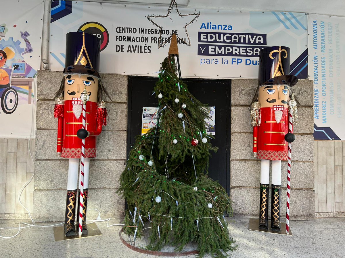¡YA ES NAVIDAD EN EL CIFP! Como cada año el alumnado de FP básica ha elaborado nuestra decoración navideña. Este año han diseñado y elaborado unos espectaculares cascanueces. Agradecer a su tutora Ana Carmen y al alumnado por su dedicación y esfuerzo.