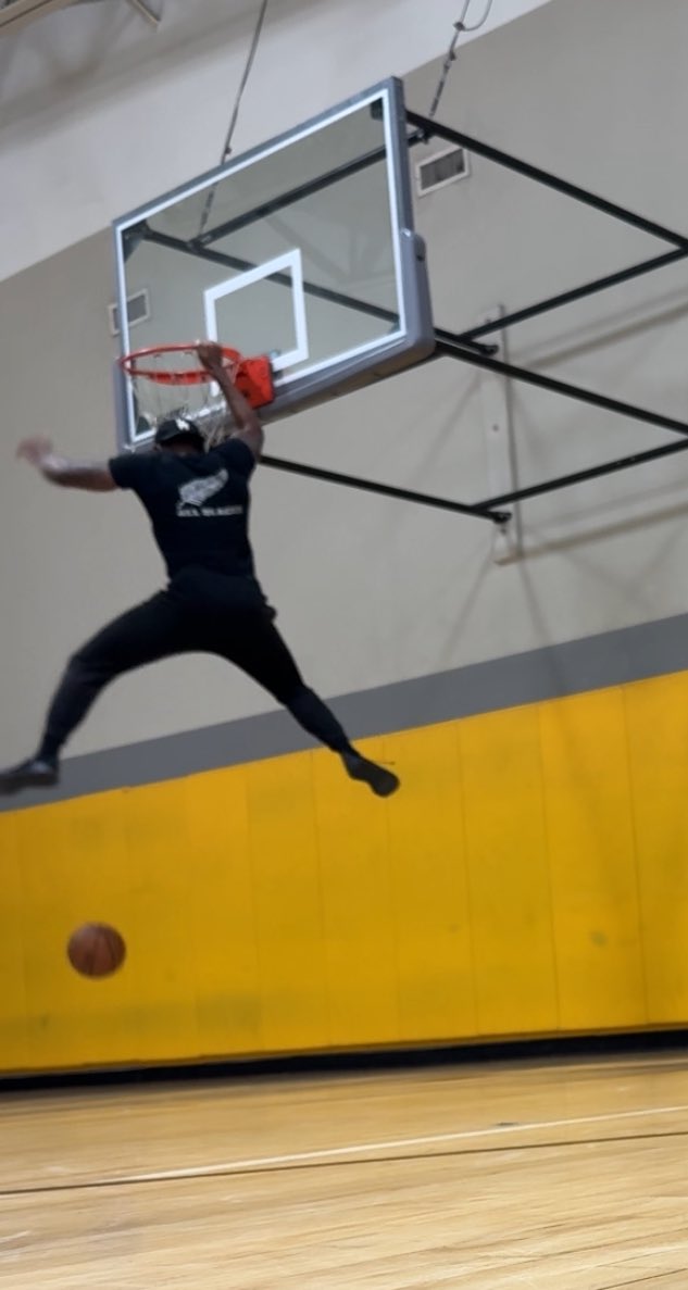 The_Real_C_LO's tweet photo. i have a great balance of anaerobic + aerobic workouts while maintaining my

Size, Strength, Stamina 💪🏾!

*AND iant lose my 🏀ups!* https://t.co/A2XdIBpRWm