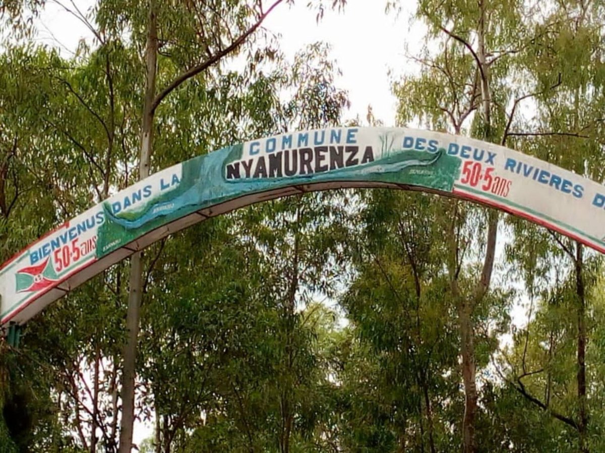 flashfmrw's tweet photo. Abanyarwanda 4 na Mustanteri wa Komini #Nyamurenza mu #Burundi bafungiwe muri gereza ya #Ngozi. Aba banyarwanda barazira ko bageze mu Burundi kandi imipaka ifunzwe, mustanteri we arazira ko yorohereza abaturage ku mpande zombi kugenderana #SOSMEDIA https://t.co/EWGH1jZNu4