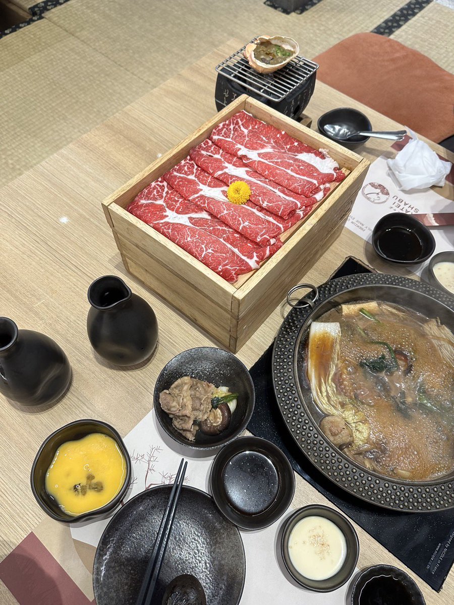 gingergamori's tweet photo. yum yum, meow meow can hunt btw
/\_/\   
( •⤙•  )  
(🍣٩  )੭
#gingeroffering https://t.co/V1ZAlZ0ZWQ