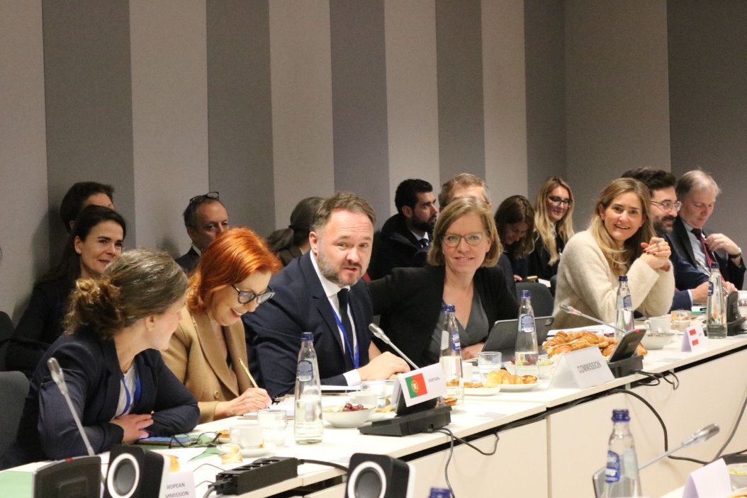 Austria at EU (@austriaateu) on Twitter photo Ahead of today's #EnergyCouncil, 🇦🇹 Minister <a href="/lgewessler/">Leonore Gewessler</a> and 🇵🇹 Minister <a href="/mgracacarvalho/">Maria Graça Carvalho</a> invited Commissioner <a href="/DanJoergensen/">Dan Jørgensen</a> and fellow #FriendsOfRenewables 🇧🇪🇨🇾🇩🇪🇩🇰🇪🇪🇬🇷🇪🇸🇮🇪🇮🇹🇱🇺🇱🇻🇲🇹🇳🇱 to talk about the future of the EU energy policy. Ahead of today's #EnergyCouncil, 🇦🇹 Minister <a href="/lgewessler/">Leonore Gewessler</a> and 🇵🇹 Minister <a href="/mgracacarvalho/">Maria Graça Carvalho</a> invited Commissioner <a href="/DanJoergensen/">Dan Jørgensen</a> and fellow #FriendsOfRenewables 🇧🇪🇨🇾🇩🇪🇩🇰🇪🇪🇬🇷🇪🇸🇮🇪🇮🇹🇱🇺🇱🇻🇲🇹🇳🇱 to talk about the future of the EU energy policy.