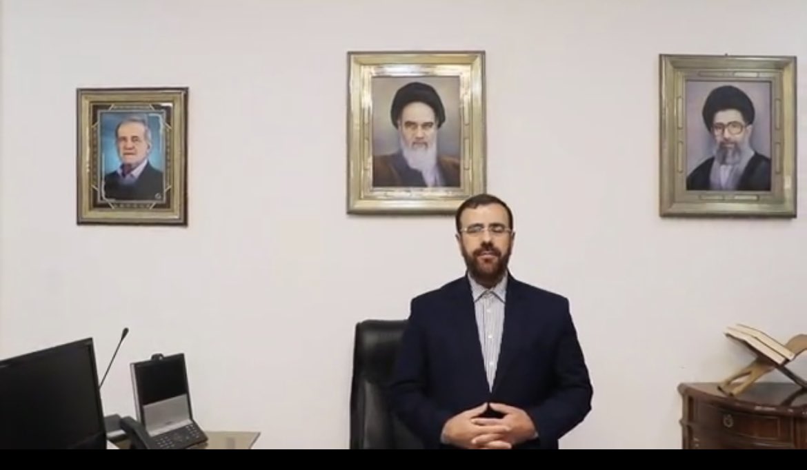 MehdShakeri's tweet photo. جناب امیری؛ شما که حکم استانداری فارس را در کشوی میز دارید، لطفا کمی قاب دوربین را بسته تر کنید، قاب رییس جمهور هم در همان کشوی میزتان بگذارید و به دوستان متخصص در دولت هم بفرمایید پویش #دو_درجه_کمتر را باید مردم مدیریت کنند نه مسوولانی که باید وسط میدان اجرا و پاسخگویی باشند https://t.co/oQVvxPHyym