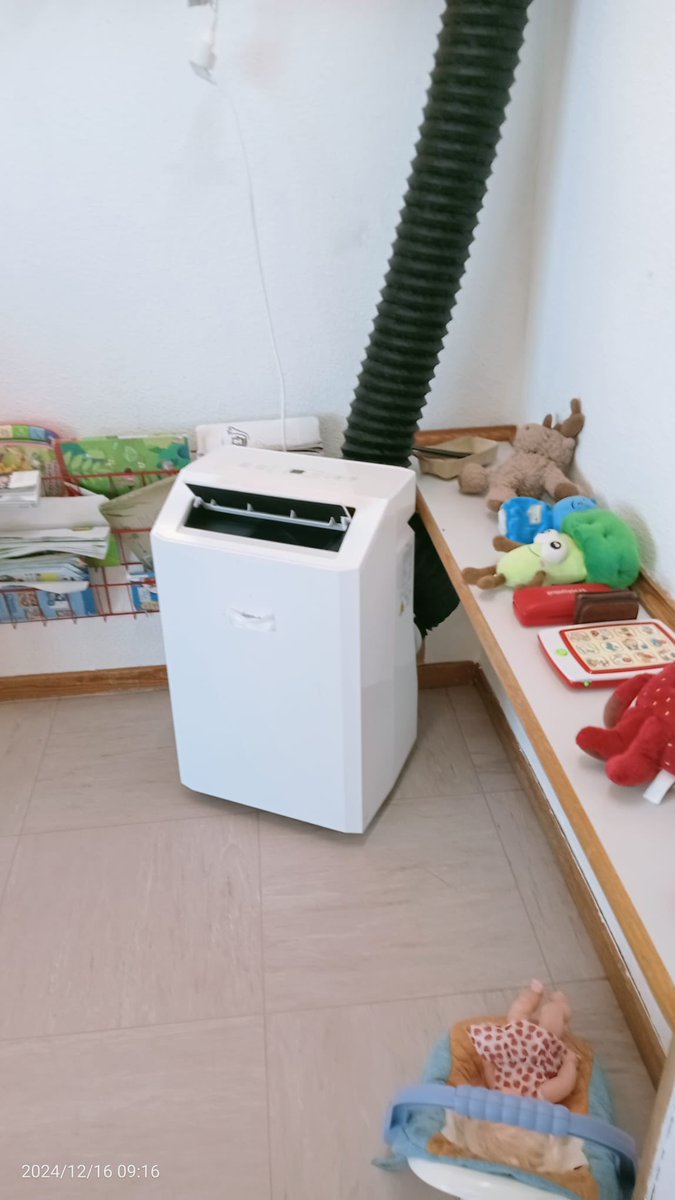 Ramonjurado's tweet photo. Los niños y niñas de la Escuela Infantil Tris Tras de #Parla ya tienen sus aulas a una temperatura adecuada gracias al @AytoParla y a pesar del abandono de la Consejería de Educación de la @ComunidadMadrid 

Es indecente el comportamiento con bebés por parte de la Comunidad Autónoma más rica de #España que lleva meses sin solucionar un problema de calefacción en pleno ola de frío.
@EVicianaDuro @IdiazAyuso