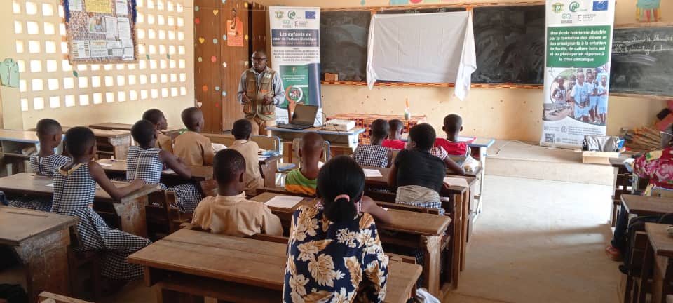 durandoboue's tweet photo. 40 élèves et enseignants des groupes scolaires Commikro et Centre (Alby) de Dimbokro ont été formé sur le plaidoyer en faveur du climat. Cette formation leur a permis d'adresser un plaidoyer au Préfet de Région pour la lutte contre les feux de brousse. @EF_golfeGuinee @UEenCI https://t.co/gp8eF7T6Q8