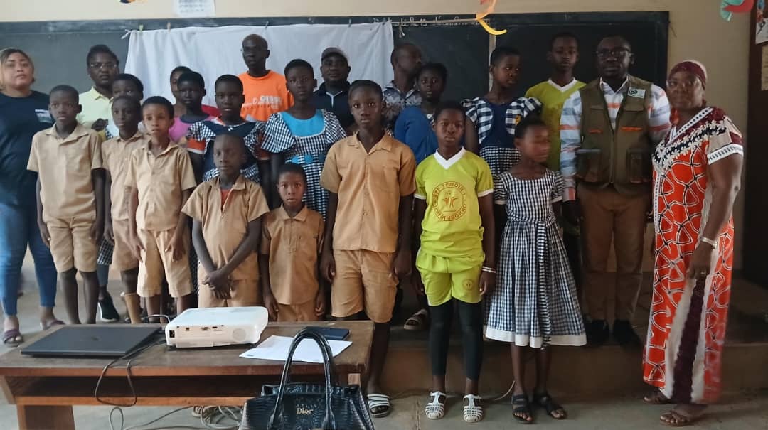 durandoboue's tweet photo. 40 élèves et enseignants des groupes scolaires Commikro et Centre (Alby) de Dimbokro ont été formé sur le plaidoyer en faveur du climat. Cette formation leur a permis d'adresser un plaidoyer au Préfet de Région pour la lutte contre les feux de brousse. @EF_golfeGuinee @UEenCI https://t.co/gp8eF7T6Q8