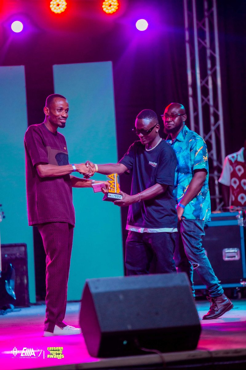 bmrafrika's tweet photo. Congragulations to our West African gem @kwesimafia for winning music video of the Year with his song #LottaThings at the EMA Awards in Ghana🌟🏆

This video is available for streaming on Youtube
Link: https://t.co/U1A9e8SrTB
#DjSlimBronya #PizzamanTwaNaDi Amad https://t.co/nZKSuWVHWV