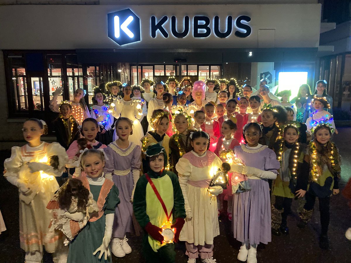 Afgelopen zaterdag schitterden we met de dansafdeling van de Kubus tijdens de Lichtjesparade💡✨ Lelystad!  
Prachtige kostuums, betoverende schmink en een patatje 🍟 als brandstof – onze dansers waren ready to shine! 🕺💃✨️

#Lichtjesparade #Dansplezier #KubusLelystad #Shine