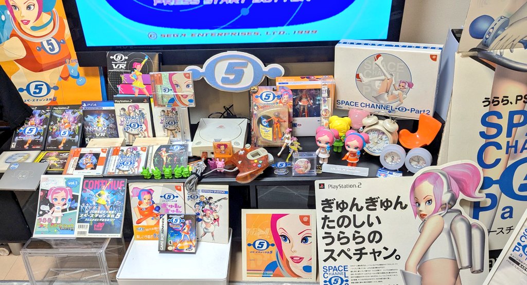 GekkoKt's tweet photo. 【スペースチャンネル5】
発売25周年おめでとうございます🎉🎉🎉
家にあるスペチャングッズ全部集めてみました📛✨✨✨
#Spacechannel5
#スペースチャンネル5
#Dreamcast https://t.co/3U2p2jaBGb