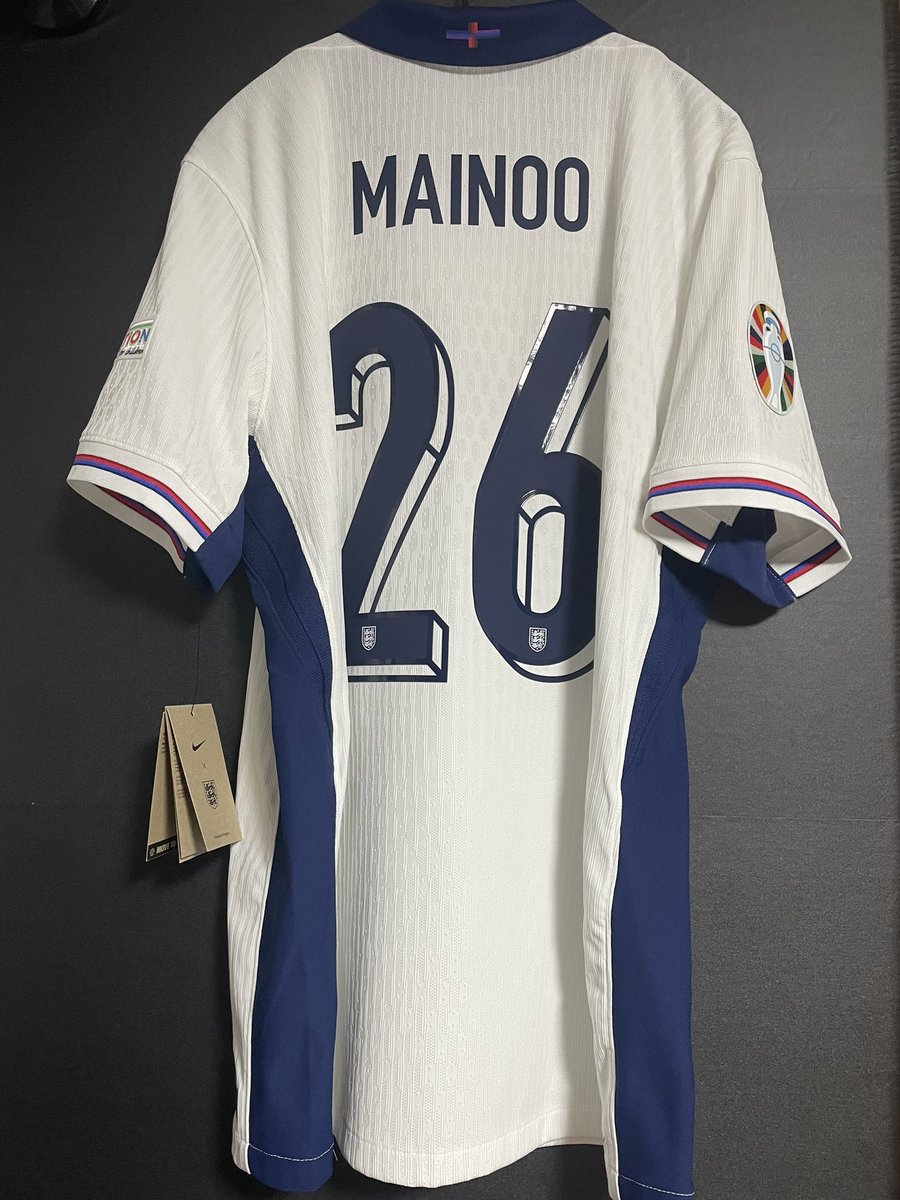 KAME_9908's tweet photo. @kitoftheday365 さんにイングランド代表ユニフォームの圧着をしていただきました。
丁寧な仕上がりで大変満足です。
ありがとうございました🙏

ついでにユナイテッド公式ストアで購入したユニも届いたけど、噂通り梱包が雑でしわがついてて残念😢

#みんなのサカシャツ https://t.co/G0gdAbdLsJ