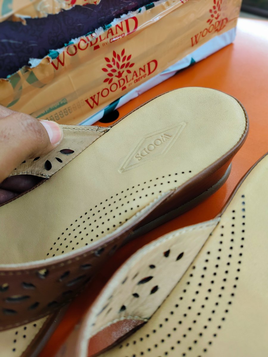 Ganeashu's tweet photo. @Woodland DONT ORDER ONLINE FROM WOODLAND WEBSITE/APP, THEY WILL SEND YOU DEFFECTIVE STOCK,
On 25 Nov i ordered a chappal from their app, it delivered me on 3rd dec a DEFECTIVE pcs, i immediately contacted to their customer care, they said you have to mail items photo and bill copy, i sent https://t.co/pPBSYA0AwU