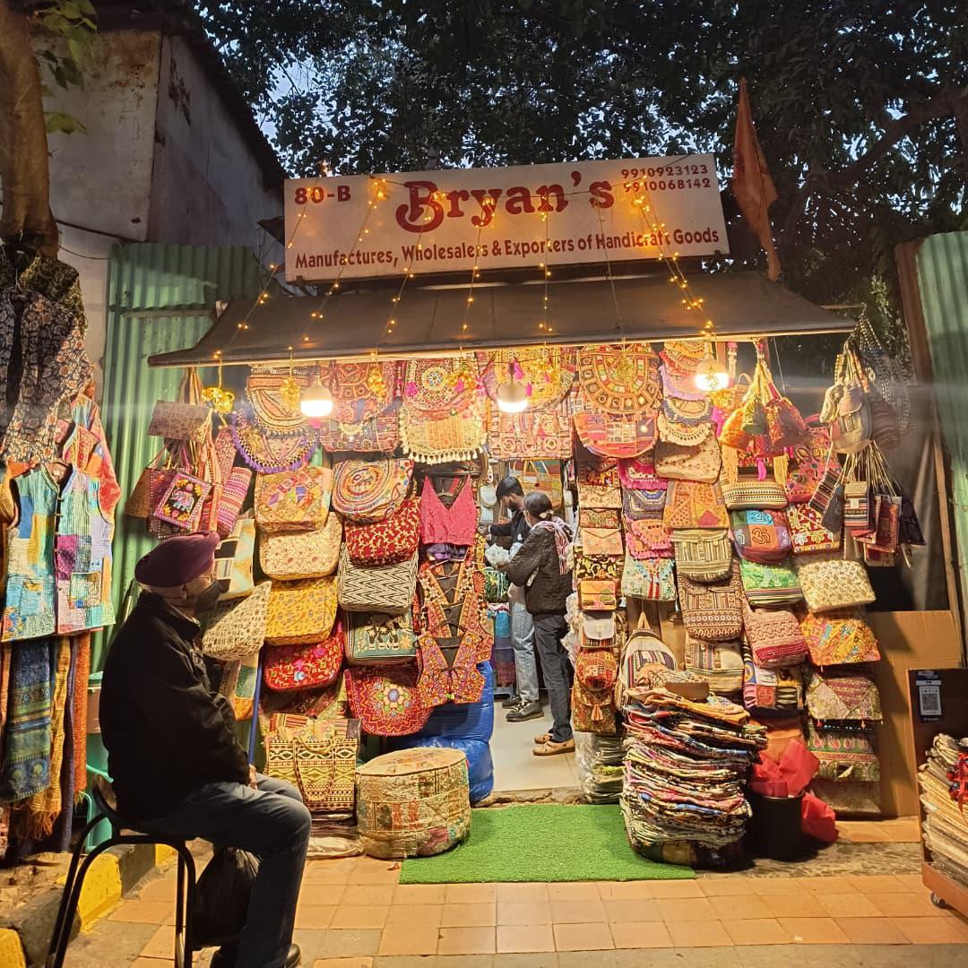 PujaSet50968724's tweet photo. "Janpath: Delhi’s vibrant blend of tradition" 
#janpathmarket #delhi #windowshopping #इंडिया  #शॉपिंगलवर #WATCH https://t.co/pHoEcLqoKM