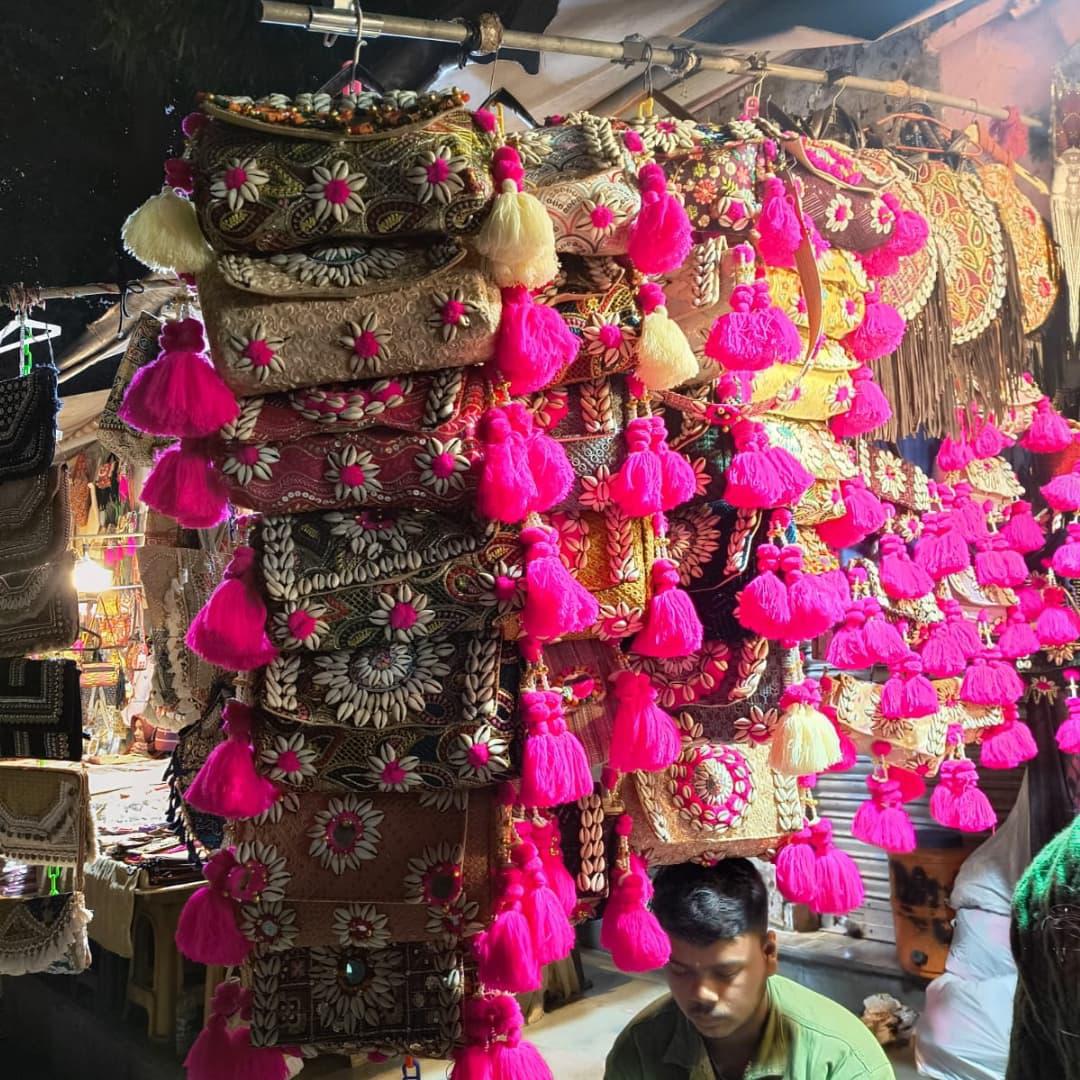 PujaSet50968724's tweet photo. "Janpath: Delhi’s vibrant blend of tradition" 
#janpathmarket #delhi #windowshopping #इंडिया  #शॉपिंगलवर #WATCH https://t.co/pHoEcLqoKM