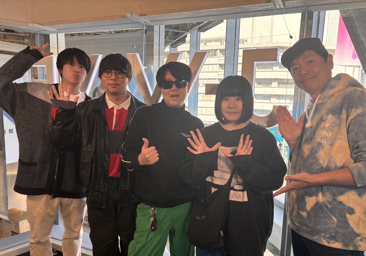 ~ラジオ出演情報~

12/13に配信されたネットラジオ

” TOKYO REAL-EYES  
　　　　　(トーキョーリアライズ)“

『Eggs Crack Out！』(27:27~)のコーナーでメンバー全員出演してます！

下記リンクやSpotifyなどでも聴けますのでぜひ🪩✨
arrtsidecast.podcast.sonicbowl.cloud/podcast/tokyor…
