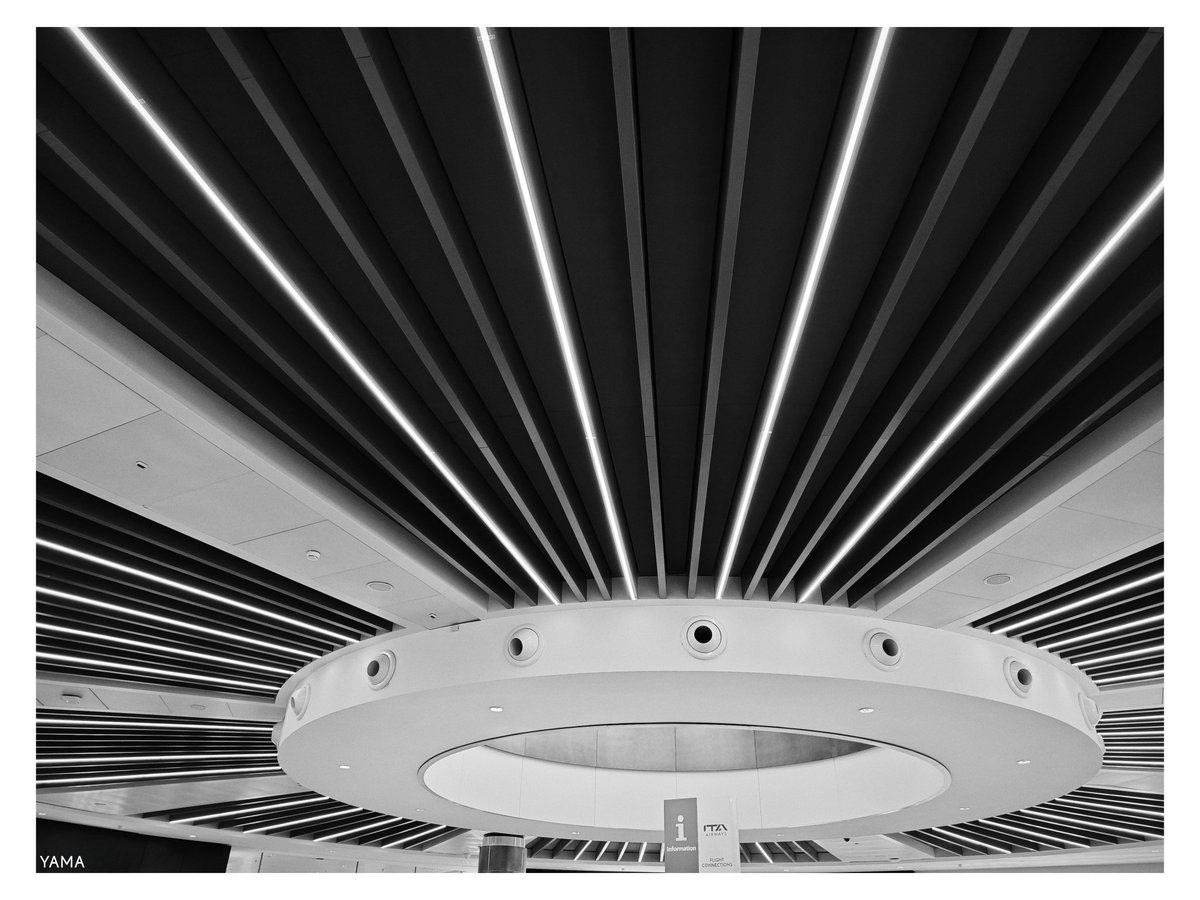 Yama_VP's tweet image. •Fiumicino Airport Ceiling 

#Fiumicino #Airport #Ceiling #Roma #Rome #Radial #Minimal #Abstract #Lines #Italy #Italia 
#Photography #BW
#Yama山