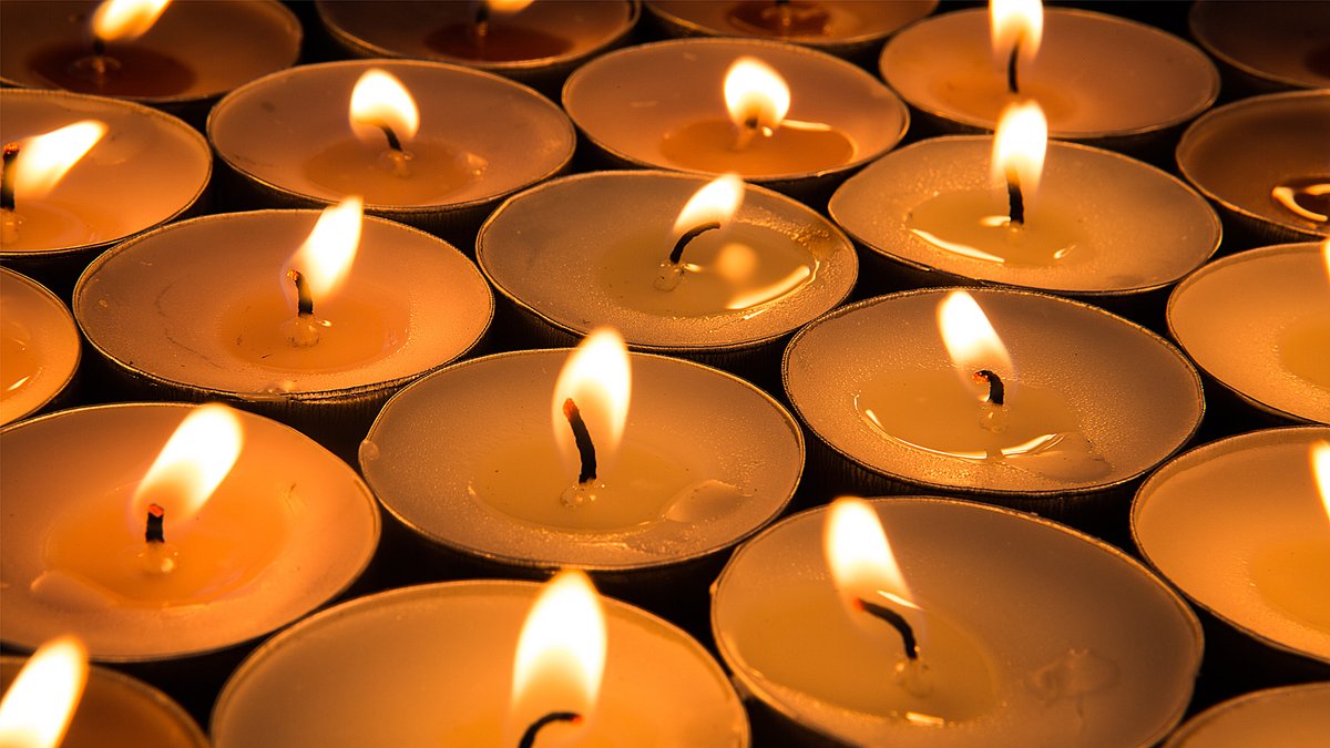 SPEK_ry's tweet image. Monta tunnelmallista tuikkua vierekkäin… O-ou! Jos kynttilät laitetaan liian lähekkäin, ne voivat aiheuttaa yhden ison roihun 🕯️
 
Ylen videosta näet, miltä allaspalo näyttää: yle.fi/a/3-10551102.
 
👉 Muista kynttilöiden turvaväli.

#joulu #paloturvallisuus