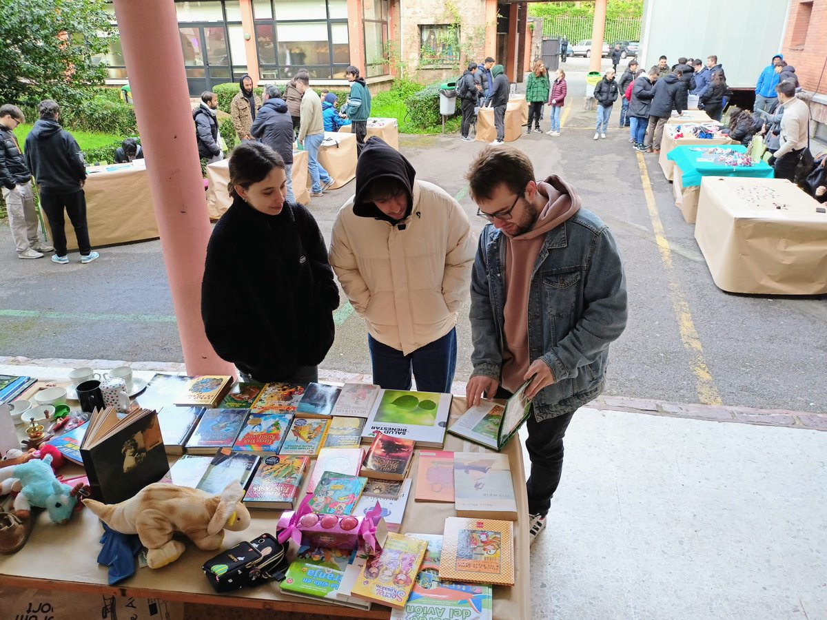 MERCADILLO DE NAVIDAD. Se celebró en el CIFP el tradicional mercadillo navideño donde además de la venta de productos de segunda mano cuya recaudación se destinará a fines solidarios,  alumnado presentó  sus proyectos de emprendimiento que están desarrollando en el módulo de EIE.