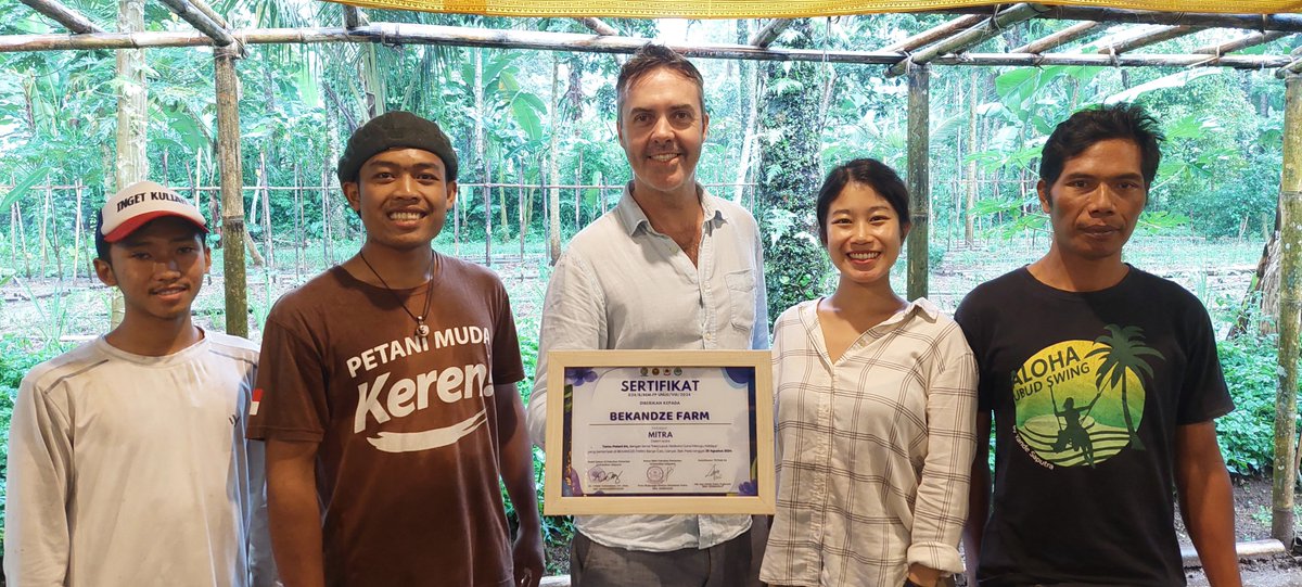 jembendell's tweet photo. Today I was happy to notice our certificate for hosting #Udayana Uni students! Working with local institutions who can help scale impact, to bring back regenerative ways of doing business, seems the obvious way to go. It's how we approach things at #BekandzeFarm, where we combine local and international expertise to teach organic farming to both smallholders and agricultural students from the local university and agricultural college. But it relies on some external help: https://t.co/tHJ5O4ad84