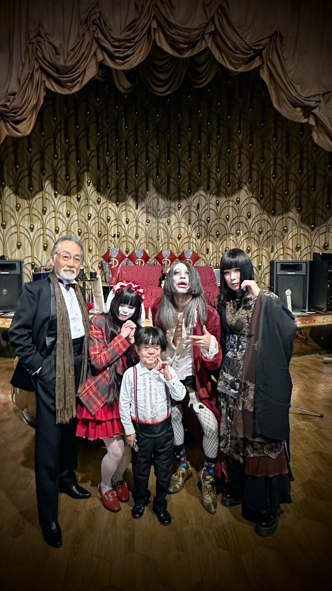 昨日は秘書さん、めろちゃんとsalon de NOSFERATOへ、、
会場のキャバレーはよき時代の雰囲気満載で
ギグルス様、ロウズ様の世界観で溢れた素晴らしい世界を堪能、、
演目も素晴らしく、
来場の方々もめちゃ素敵な装いで、
仲良しの方々も新しく知り合えた
友人も
共によき時に浸り続けた一日、、、