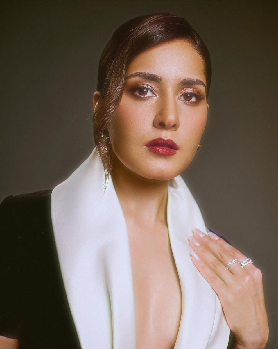 ursniresh's tweet photo. #RaashiKhanna for #ELLEGraduates https://t.co/LQS1PAfAtW