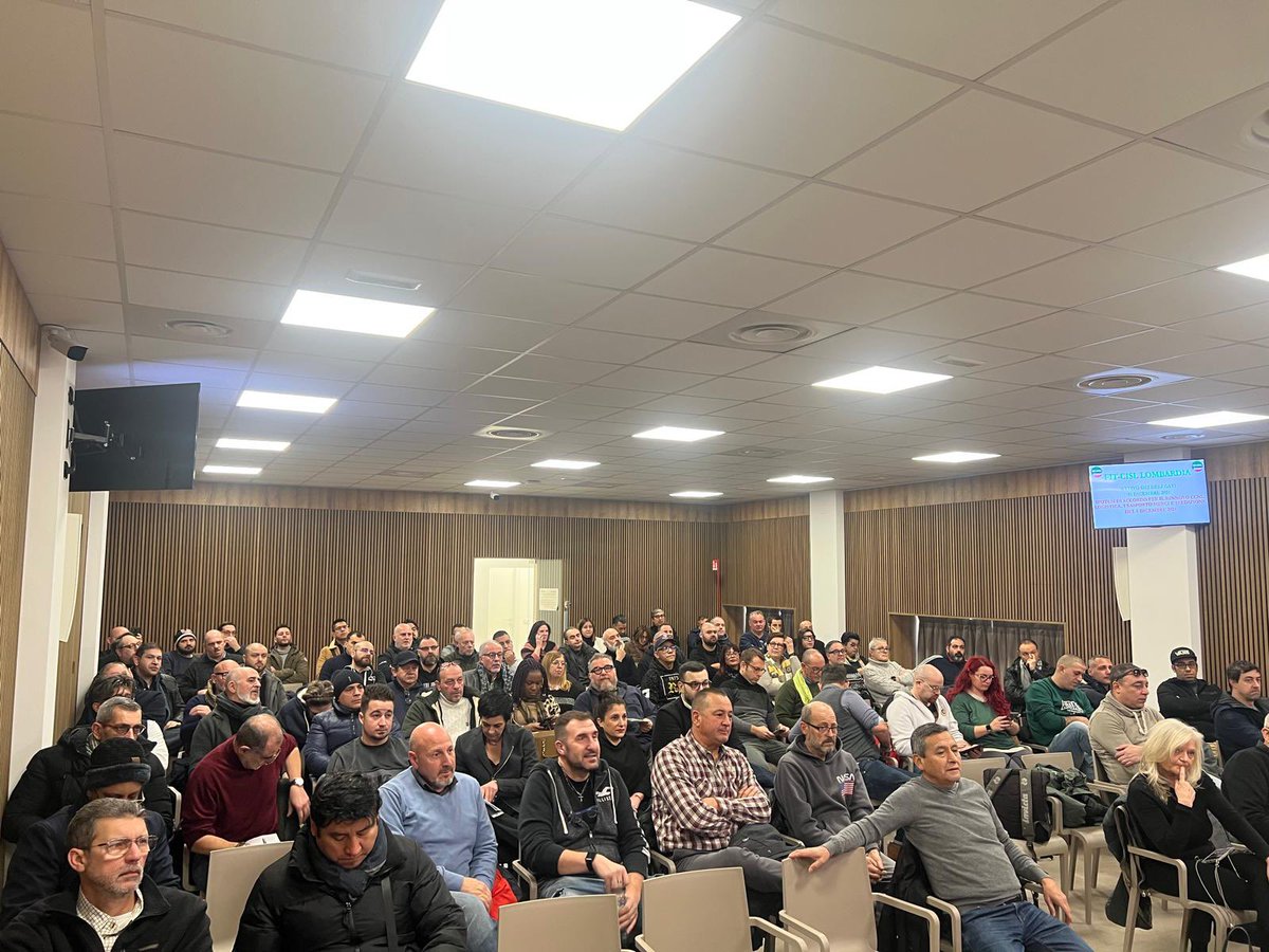 FitLombardia's tweet photo. Attivo logistica e trasporto merci: 100 attivisti in sala Nico Piras per un confronto sul ccnl appena firmato! https://t.co/peptj5mZO9