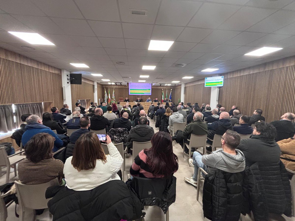 FitLombardia's tweet photo. Attivo logistica e trasporto merci: 100 attivisti in sala Nico Piras per un confronto sul ccnl appena firmato! https://t.co/peptj5mZO9