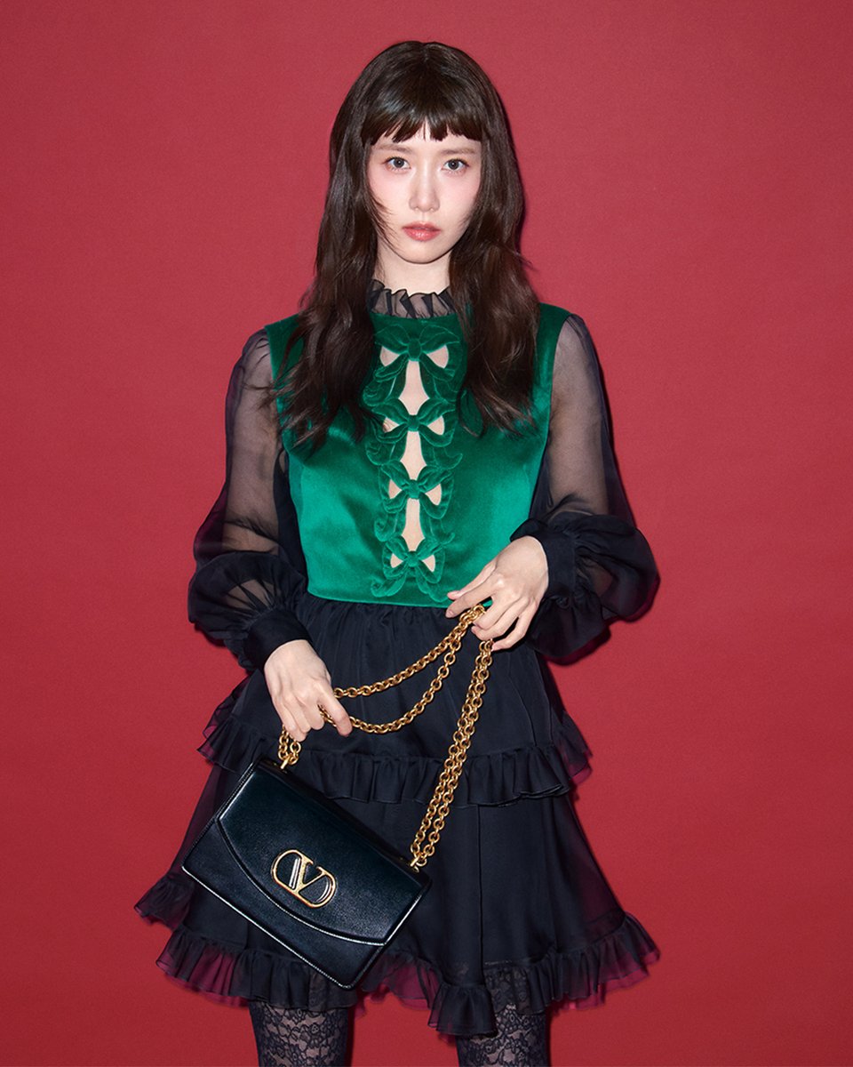 MaisonValentino's tweet photo. Valentino is pleased to announce its latest Brand Ambassador, #LIMYOONA

“Beyond mere beauty, I am deeply inspired by the traditional aesthetics that Valentino has cultivated over decades and the unique harmony it is set to create under the vision of the new Creative Director, Alessandro Michele.” -Yoona