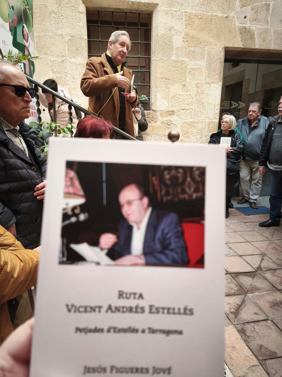 AnyEstelles's tweet photo. Els amics de Tarragona ahir van realitzar la ruta Estellés per la "ciutat a cau d'orella" amb veïns i joves lectors de la seva obra! https://t.co/MYfAjProYC