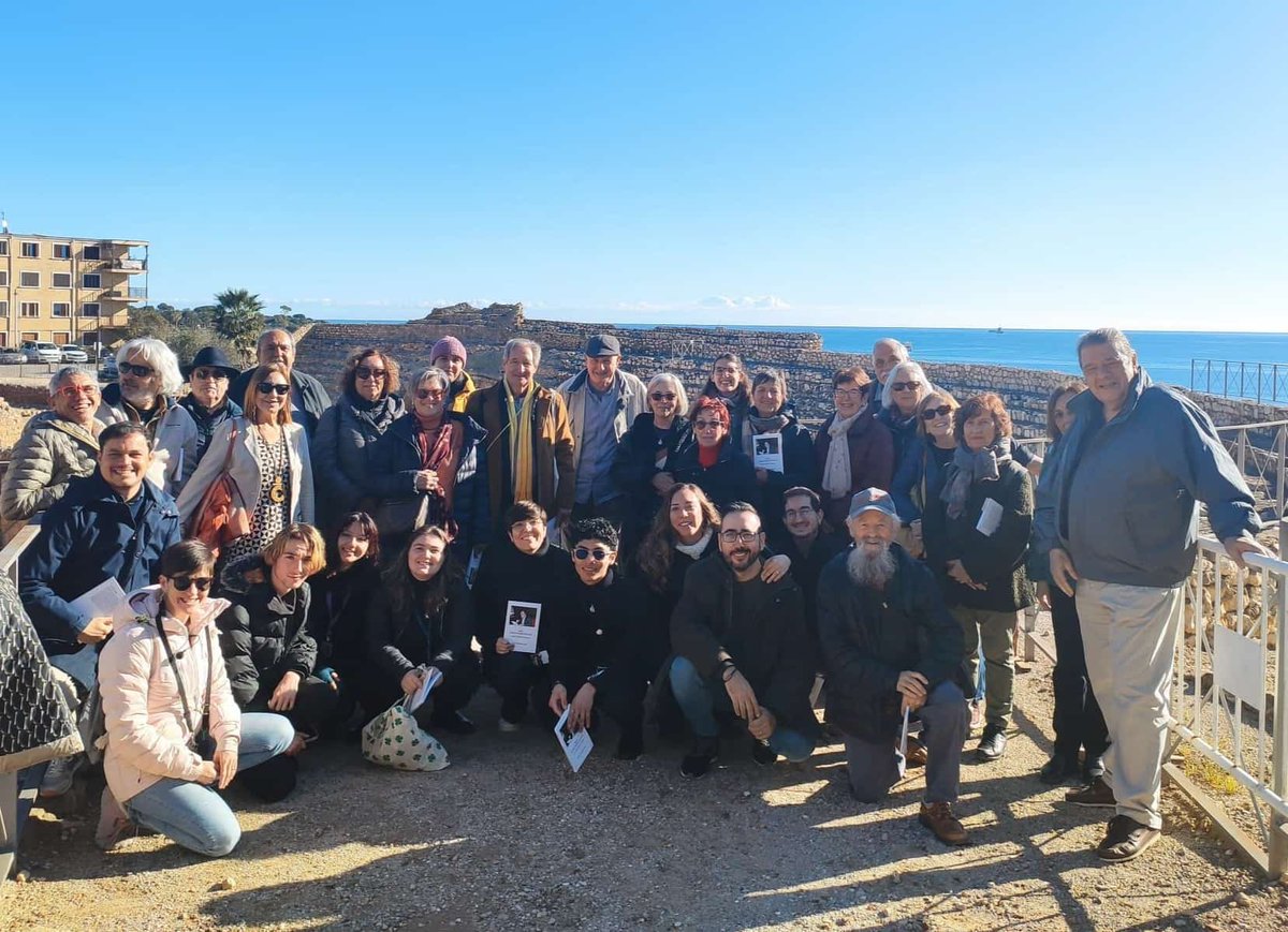 AnyEstelles's tweet photo. Els amics de Tarragona ahir van realitzar la ruta Estellés per la "ciutat a cau d'orella" amb veïns i joves lectors de la seva obra! https://t.co/MYfAjProYC