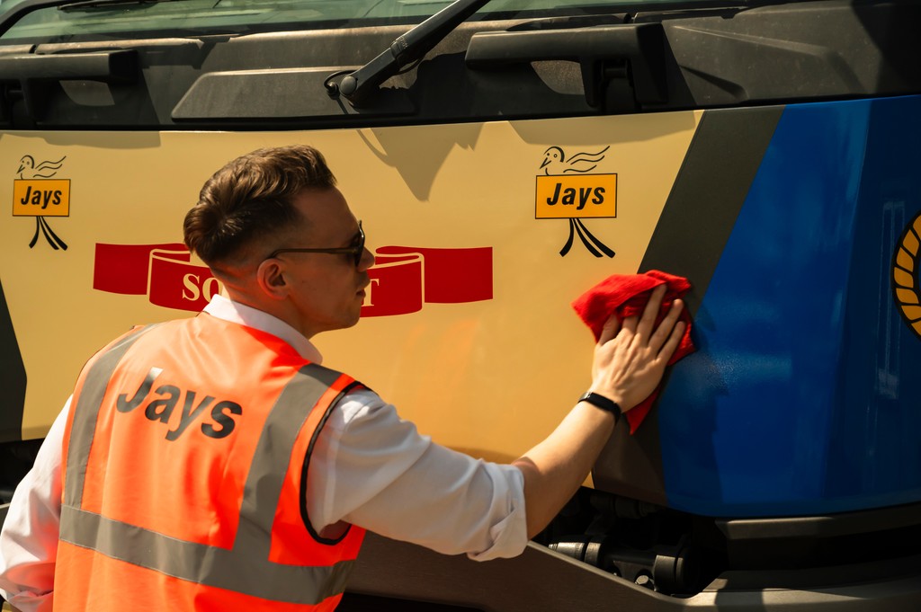 jayssouthwest's tweet photo. Our team takes great pride in the vehicles we work with and like to keep them in tip top condition, particularly on a sunny Winters day!
@OurTPN #transport #logistics #Cleanandmean #freshlywashed #Clean https://t.co/wUGRqUqbCi