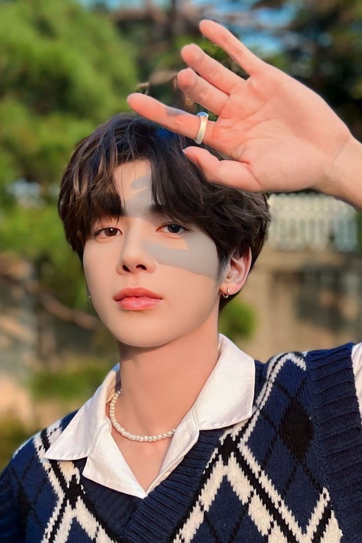 day 4 — looking for interactive moots ! 🍭

• he/him , 20 , not new to #stantwt or #kpoptwt !
• txt, svt, itzy, aespa &amp; more . 
• all fandoms are welcome

>>> ♡ / ↻ to be moots