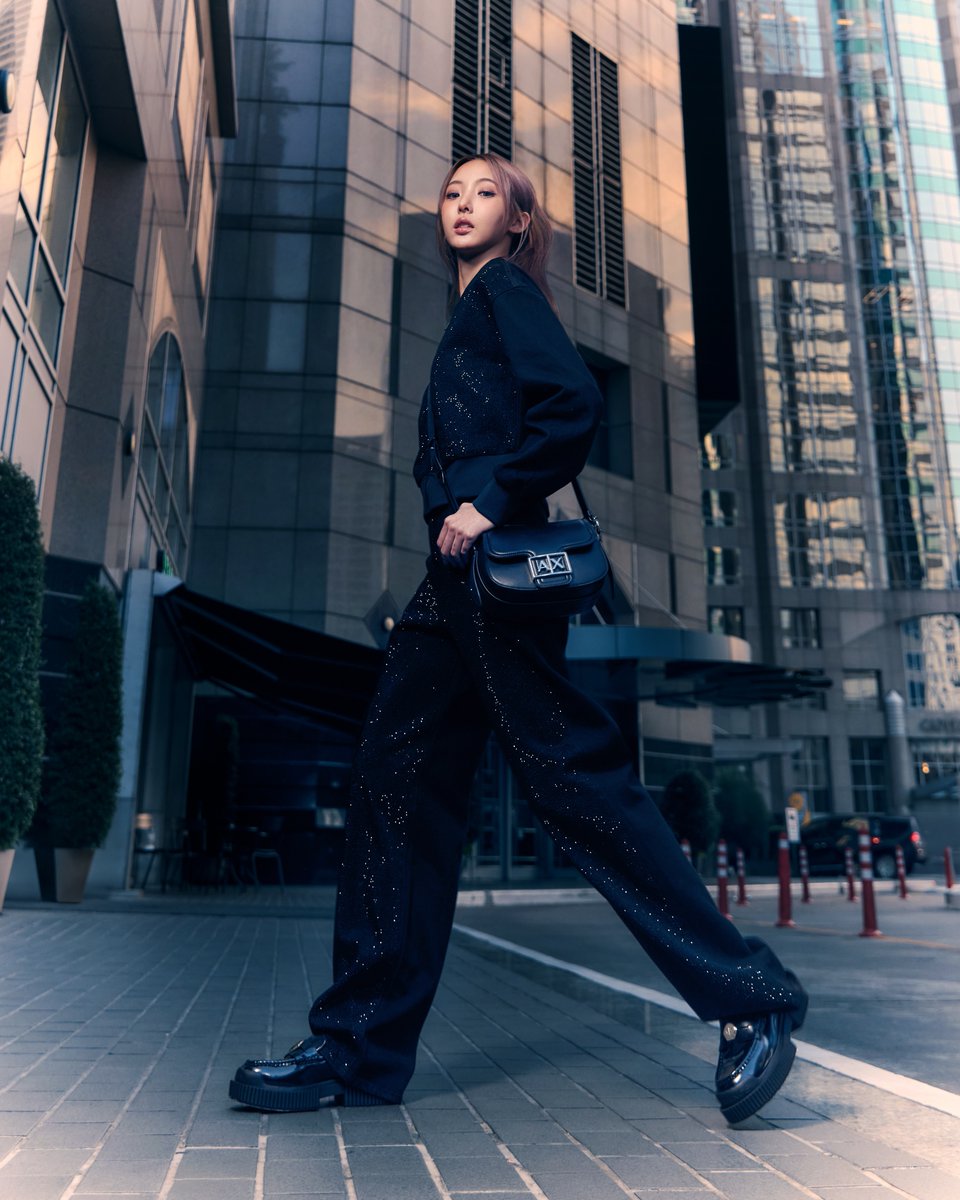 mintmag_th's tweet photo. เท่มีสไตล์! สาว #เนเน่ ถ่ายทอดลุคใหม่ แฝงความเท่ไปกับ A|X Armani Exchange ในคอลเล็กชั่นใหม่ After Dark Edition ถ่ายทอดสไตล์ และวิถีชีวิตของคนเมืองใหญ่ผ่านโทนสีดำ ที่มาอยู่บนไอเท็มเสื้อผ้าอย่างกางเกงยีนส์ฟอกสีฟ้า แมตช์เข้ากับเสื้อเบลเซอร์ทรงหลวมเพิ่มความโมเดิร์น 💚

#Nene #nenevader 
#ArmaniExchangeTH
#MintNews