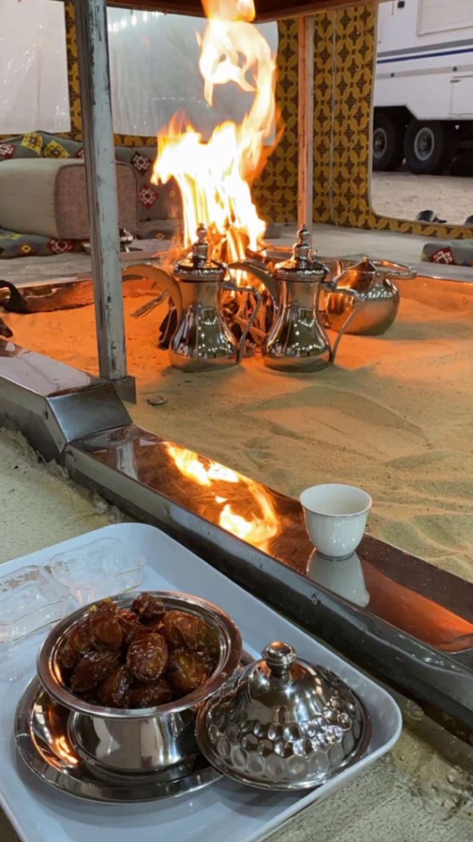 لا غشاك البرد يا سمح المحيّا
إحطب الطارف من ضلوعي و شبّه

و هات من عذب السوالف ما تهيّا 
ودي أمسك صوتك بـ كفّي و أحبّه