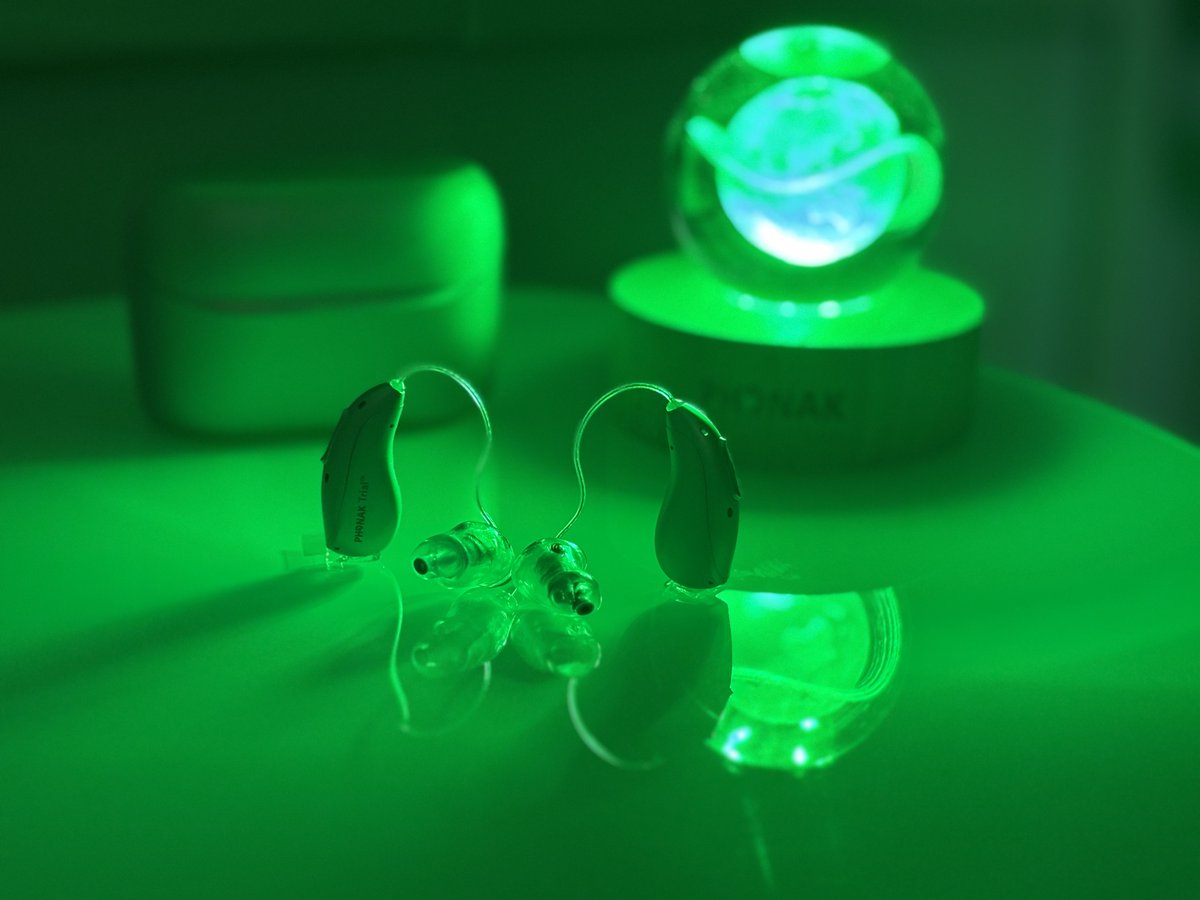 Tachikawa_HAC's tweet image. 今日はフォナック補聴器の新製品、audeo infinio sphere（オーデオインフィニオスフィア）の発売日😍
新製品発表会でいただいた玉を光らせて、うちの防音室で撮影。アイキャッチに使ういい感じの写真がとれました。
#PHONAK #infinio #sphere #補聴器 #きこえは新次元へ