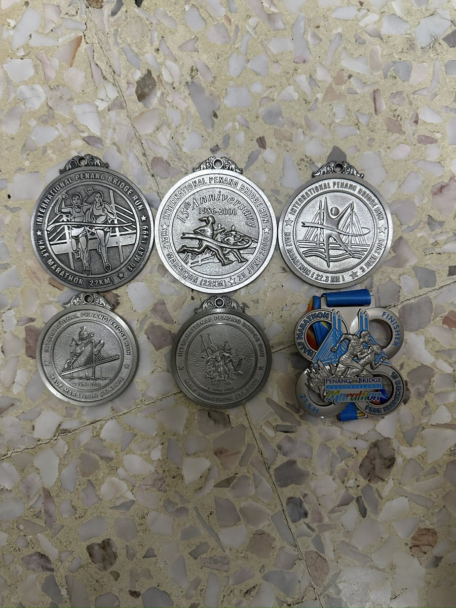 742617000027XXX's tweet photo. Koleksi medal #PBIM Half Marathon

1999 - 22KM
2000 - 22KM
2001 - 22.3KM
2002 - 22.3KM
2003 - 22.3KM (last lari)
2024 - 21KM

21 tahun aku tinggai Penang Bridge😢 https://t.co/B71Dki7fy4