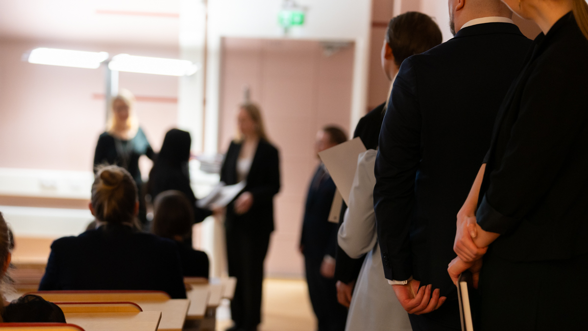UniTurkuLaw's tweet photo. Lämpimät onnittelut tuoreille oikeustieteen maistereille!💐🍾

@uniturku #publiikki
https://t.co/Az9cELGrQt https://t.co/TnHDjlTaVN