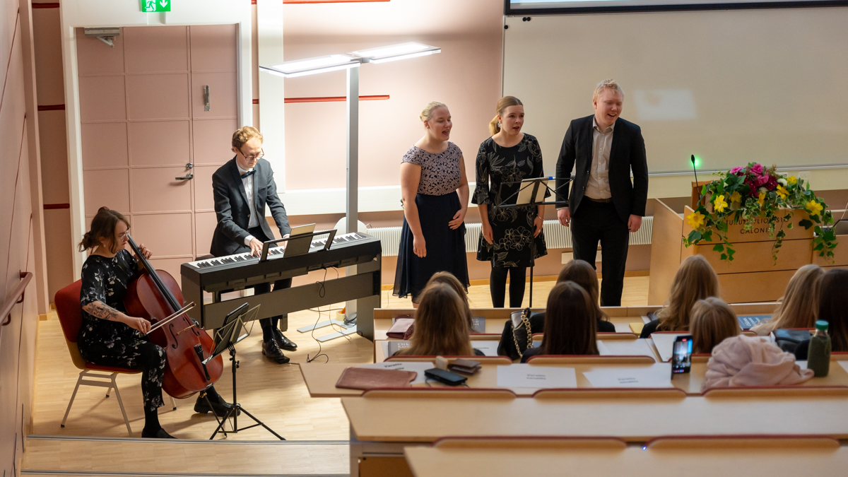 Lämpimät onnittelut tuoreille oikeustieteen maistereille!💐🍾

@uniturku #publiikki
ow.ly/Lr8A50UryTJ