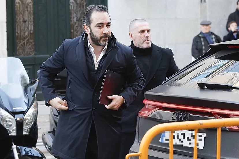 Se va de cacería rodeado de banderas franquistas, acude a inauguraciones con Ana Botella y hoy llega a declarar escoltado por el líder de Desokupa… Está claro que Victor de Aldama es del PSOE de toda la vida.