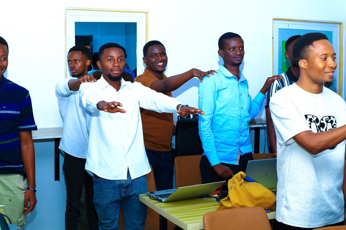 thenexthub_'s tweet photo. Our Digify students in Mwanza had an insightful session last week with @mafolebaraka as they explored Monetization Training, with a focus on converting their digital skills into income.
#DigifySkillsLab #DigitalSkills #TheNextHub #EnnovateVentures #Gigeconomy https://t.co/xTnuSXzRx8
