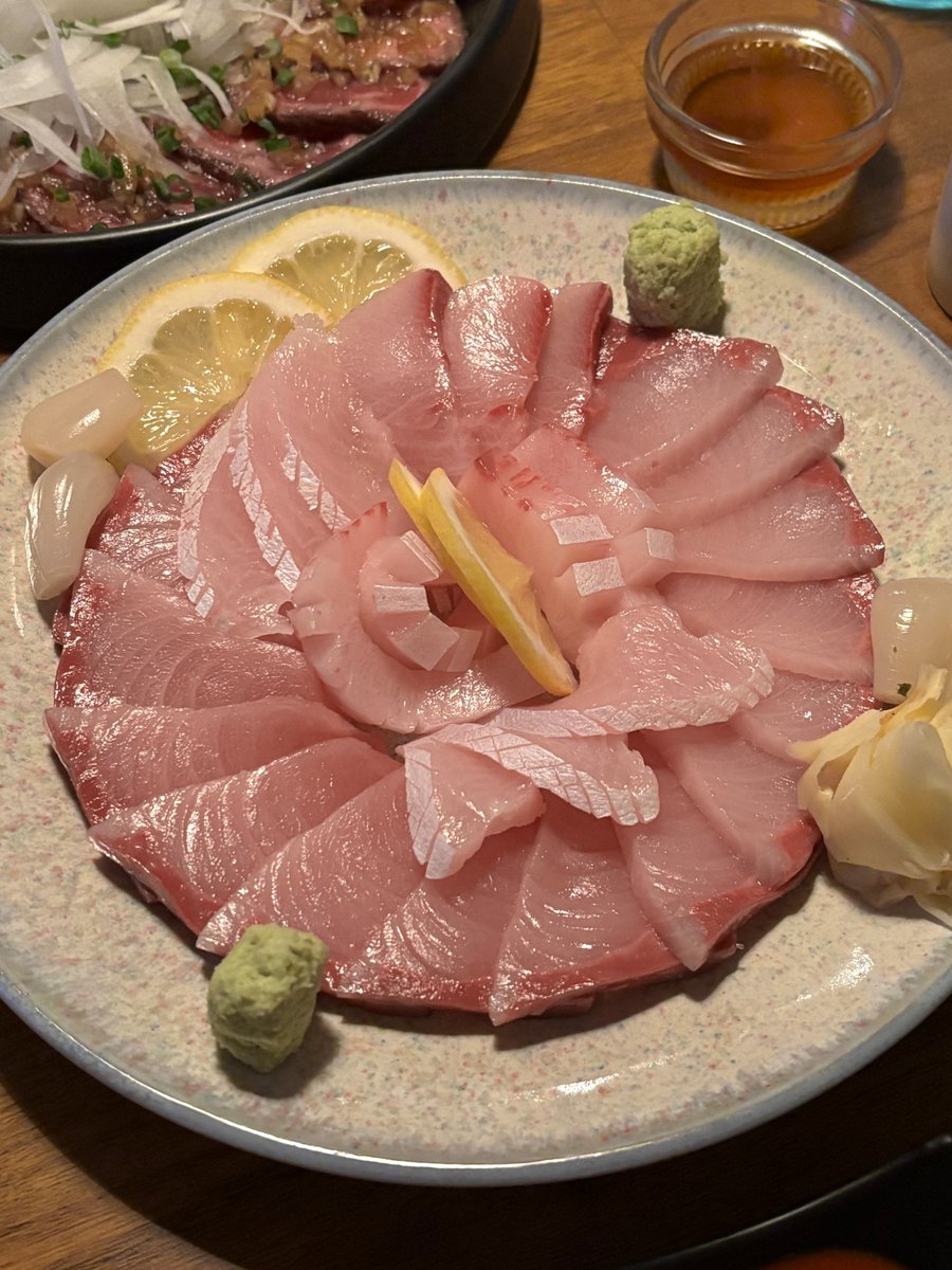 babbhbs's tweet photo. 📍홍대 공감
겨울 방어 일티어집 갱신합니다 두껍게 썰어달라하세요 역시 회는 두툼해야 제맛이다 여긴 기름장도 나옵니다 https://t.co/su4PIQ4shX