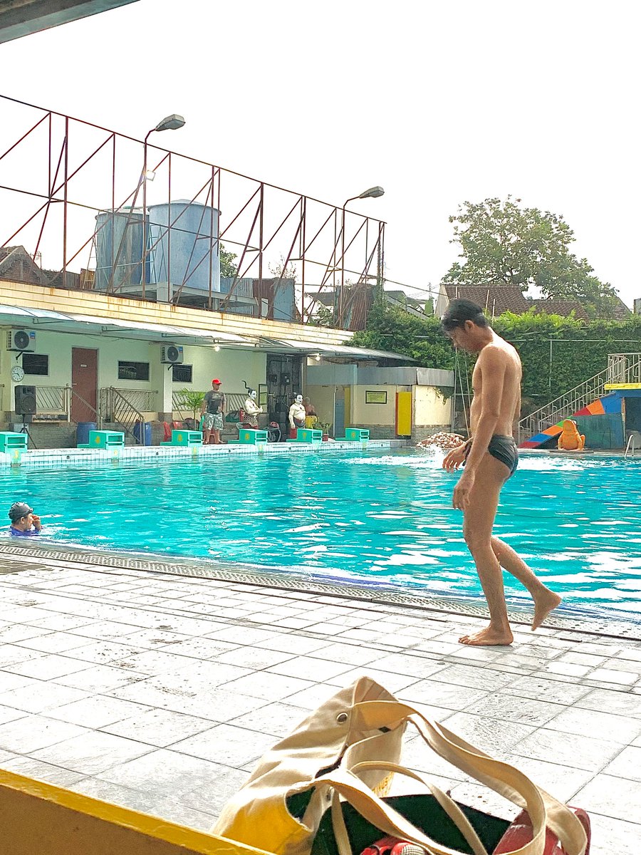 Rzlplv12's tweet photo. Balapan renang brani ga? Yang kalah nyepong :v
#gaysurakarta https://t.co/I8nWLT8vln