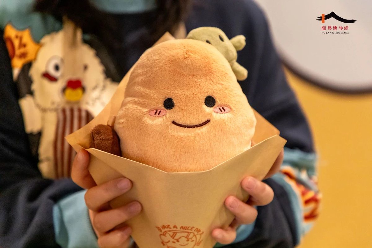 fuyangfeel's tweet image. Craving #Fuyang’s signature dish? Now, take it home as a cultural #keepsake! The #Museum’s new #plushtoy transforms into the beloved oil-fried mantou with stinky tofu, complete with customizable sauce options. Fun and delicious in one! #FuyangLifestyle