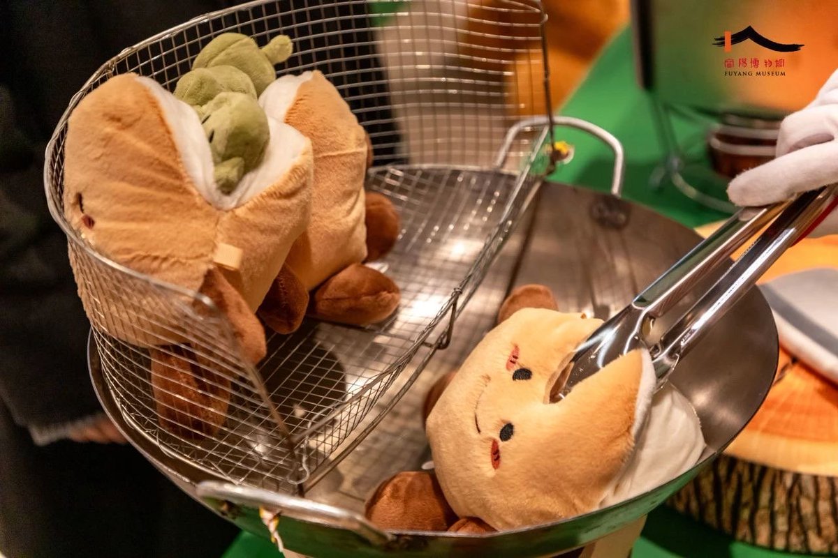 fuyangfeel's tweet image. Craving #Fuyang’s signature dish? Now, take it home as a cultural #keepsake! The #Museum’s new #plushtoy transforms into the beloved oil-fried mantou with stinky tofu, complete with customizable sauce options. Fun and delicious in one! #FuyangLifestyle