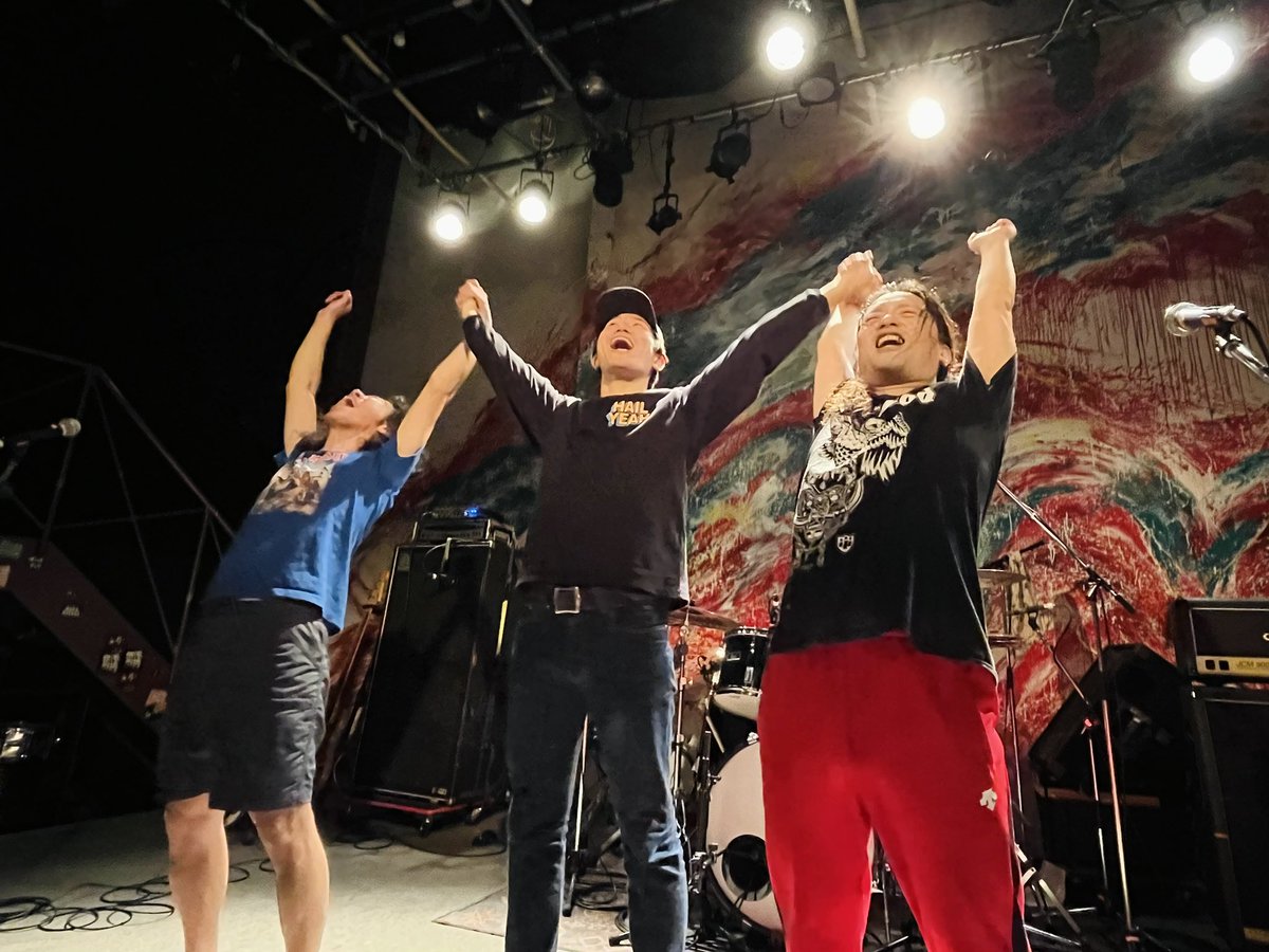 この余韻が薄れるくらいならしばらくライブに行きたくないよ笑　かっこよかったな〜〜って、ずっとぼーっとしていたい。いまはそんな気持ち。