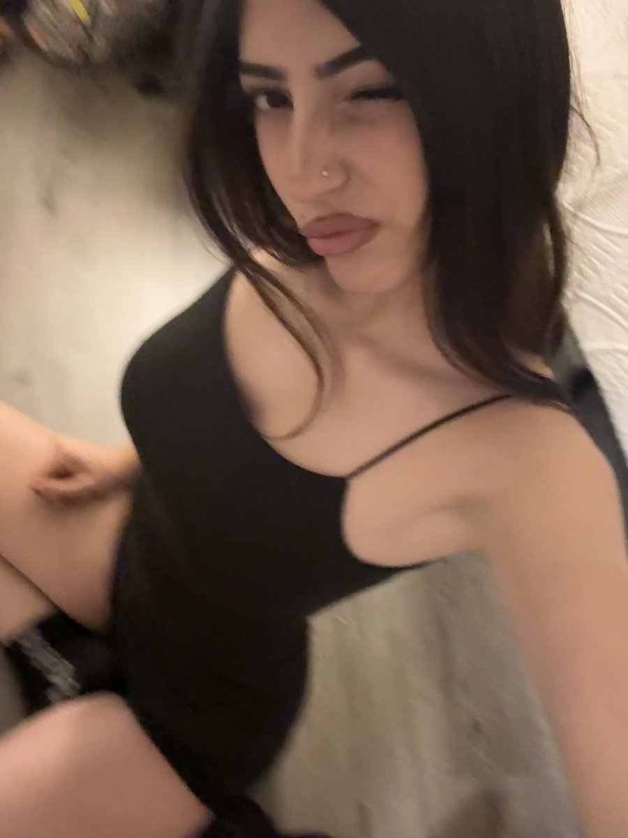 loveangelbebe's tweet photo. chillin on da floor wbu https://t.co/NI0CMmoIpw