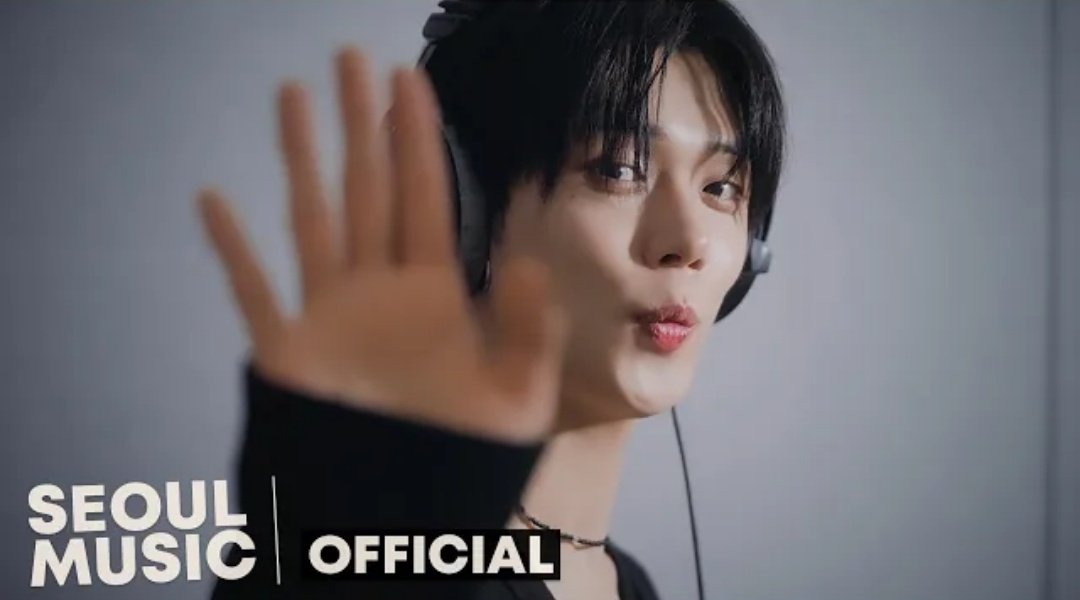 YeonjunChartsx's tweet photo. 'Boyfriend Official M/V' by #YEONJUN on Seoul Music Official Channel has now surpassed 5 Million Views on YouTube! https://t.co/p0mDwV1m9F
