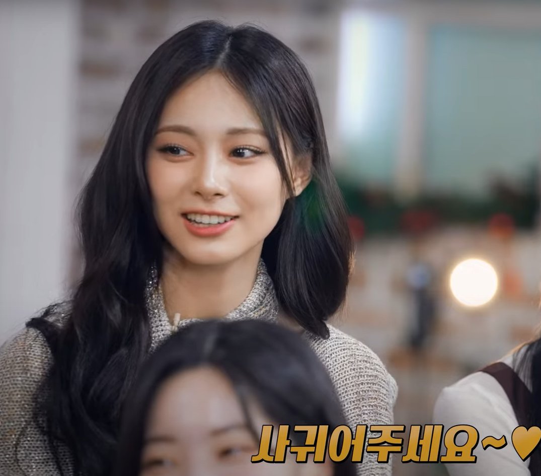 AboutMusicYT's tweet photo. Tzuyu of TWICE to IU after IU expressed her love for TWICE:

"please be my girlfriend" https://t.co/SV8y856h3C