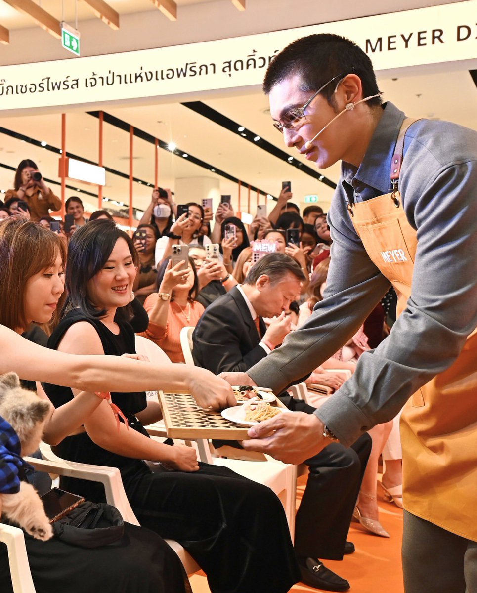 YocoTaoring's tweet photo. Mewくんに直に振る舞ってもらえるの
至福よね😍

IG: meyerthai

#Meyerthai
@MSuppasit #MewSuppasit #มิวศุภศิษฏ์ https://t.co/CYqx1cZCEN