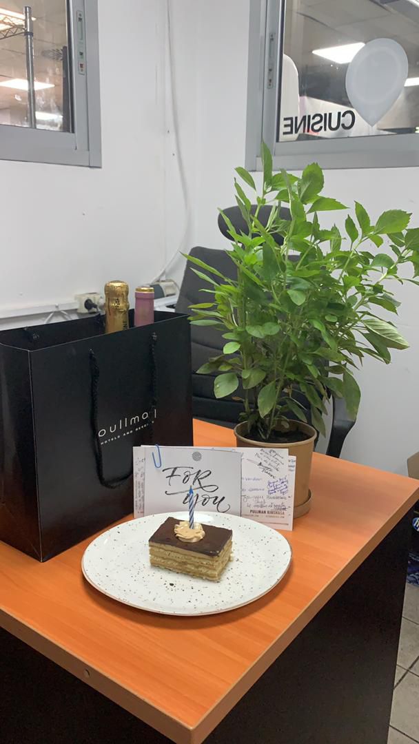 PullmanKinshasa's tweet photo. 🎉 Heureux Anniversaire, Chef @JeromeCartailler 🧑🏼🍳! 🎉
Le vendredi 13 décembre, nous avons célébré un artiste culinaire hors pair et un #Heartist véritable 💖.
Votre passion, votre créativité et votre quête d’excellence font de chaque repas au Pullman Kinshasa Grand hôtel une expérience inoubliable. Nous sommes fiers de vous avoir parmi nous et vous souhaitons une année remplie de bonheur, de succès et d’inspiration. Continuez à illuminer nos assiettes et nos cœurs ! 🥳
#JoyeuxAnniversaire #Heartist #ExcellenceCulinaire #PullmanKinshasa #ChefInspirant