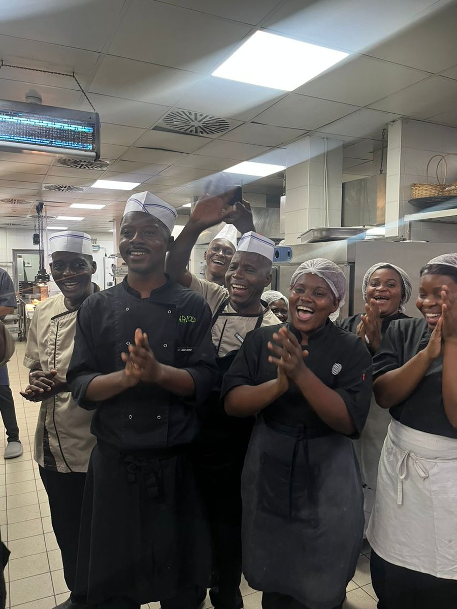 PullmanKinshasa's tweet photo. 🎉 Heureux Anniversaire, Chef @JeromeCartailler 🧑🏼🍳! 🎉
Le vendredi 13 décembre, nous avons célébré un artiste culinaire hors pair et un #Heartist véritable 💖.
Votre passion, votre créativité et votre quête d’excellence font de chaque repas au Pullman Kinshasa Grand hôtel une expérience inoubliable. Nous sommes fiers de vous avoir parmi nous et vous souhaitons une année remplie de bonheur, de succès et d’inspiration. Continuez à illuminer nos assiettes et nos cœurs ! 🥳
#JoyeuxAnniversaire #Heartist #ExcellenceCulinaire #PullmanKinshasa #ChefInspirant