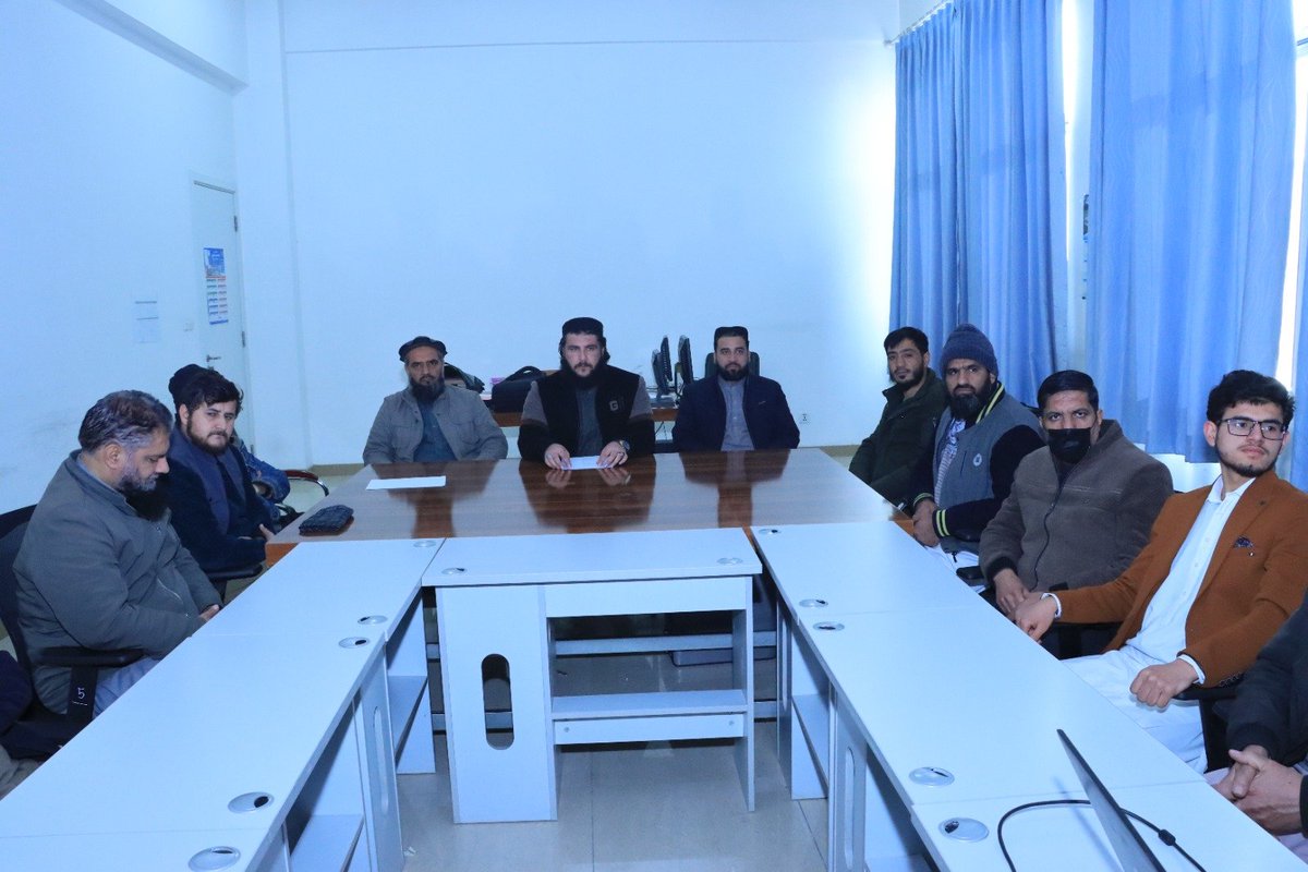 AfghanistanTvet's tweet photo. انکشاف لسان اشاره از سوی اداره تعلیمات تخنیکی و مسلکی 

دوشنبه ۲۶ قوس ۱۴۰۳ 

ریاست نصاب اداره تعلیمات تخنیکی و مسلکی برای نخستین بار در کشور نصاب زبان اشاره را که درحال حاضر در مراکز تعلیمات خاص این اداره تدریس می‌گردد، انکشاف می‌دهد.

در همین حال برنامه‌ای تحت عنوان «تهیه اشارات تخصصی» برای مراکز تعلیمات خاص آغاز گردیده است.

در این برنامه استادان پوهنتون کابل، کارشناسان امور علمی و متخصصین اشتراک دارند.

انجینیر احمد نبی نایل ریس نصاب اداره تعلیمات تخنیکی و مسلکی در آغاز این برنامه گفت آنان تلاش می‌نمایند تا تمامی زمینه‌های آموزشی را برای افراد دارای معلولیت شنوایی و بینایی در کشور مساعد سازند.

این درحالی است که رهبری اداره تعلیمات تخنیکی و مسلکی نیز همواره بر انکشاف و تقویت نصاب آموزش در مراکز تعلیمات تخنیکی و مسلکی تأکید دارد و تاکنون ده‌ها جلد کتب مختلف‌النوع تخنیکی و مسلکی ازسوی این اداره بازنگری و نهایی گردیده است.